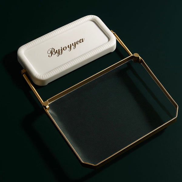 Sauberes Spülbecken mit Filternetz